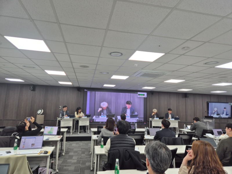 26일 서울 여의도 보험연구원에서 열린 '구독형 보험과 패러다임의 전환' 세미나에서 패널들이 토론을 하고 있다. 사진=강은영 기자