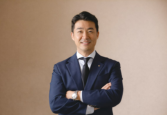 △ 1979년생 / 동아대학교 졸업 / 2023.08~현재 어센틱금융그룹 부사장 / 2025.05 ~현재 더금융서비스 대표이사