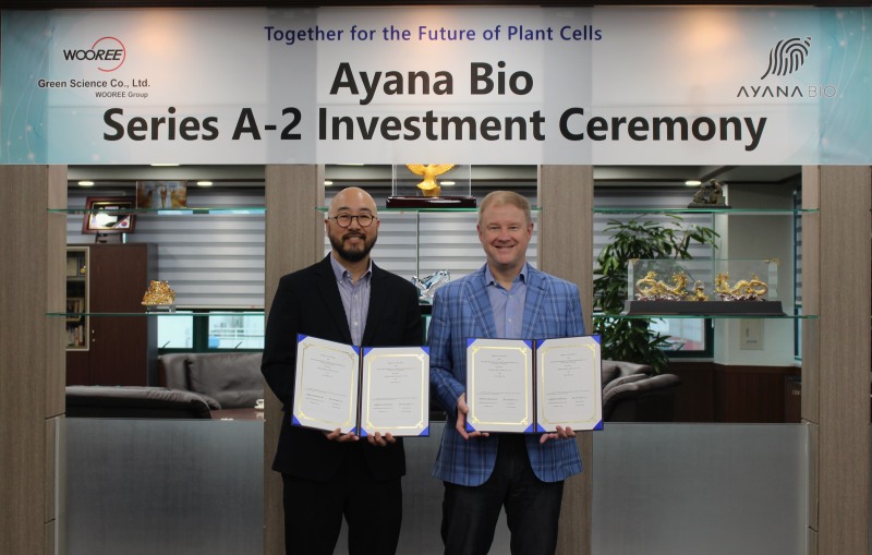 우리그린사이언스가 미국 식물세포 바이오텍 기업 아야나 바이오(Ayana Bio)에 500만 달러 규모의 투자를 단행했다고 3일 밝혔다. 이와 관련, 윤지용 우리그린사이언스 대표(왼쪽)와 Frank Jaksch 아야나 바이오 CEO가 경기도 안산시 우리그린사이언스 본사에서 협약식을 열고 기념촬영을 하고 있다. ⓒ 우리이앤엘