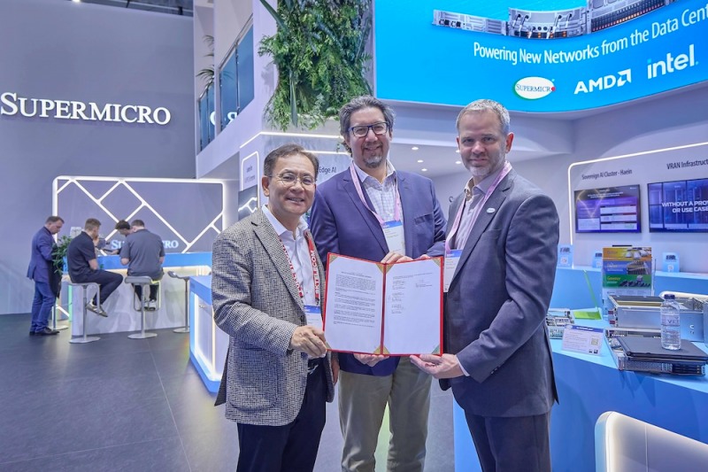 MWC26 슈퍼마이크로 전시관에서 기념 촬영 중인 (왼쪽부터) 하민용 SKT AI DC 사업 담당, 앤드류 브래드너 슈나이더 일렉트릭 수석 부사장, 클레이 시먼스 슈퍼마이크로 부사장. /사진=SKT