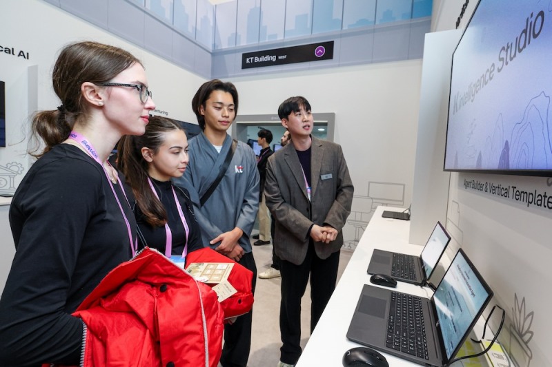 참관객들이 KT 에이전트 빌더와 산업별 AI 템플릿 전시를 관람하는 모습. /사진=KT