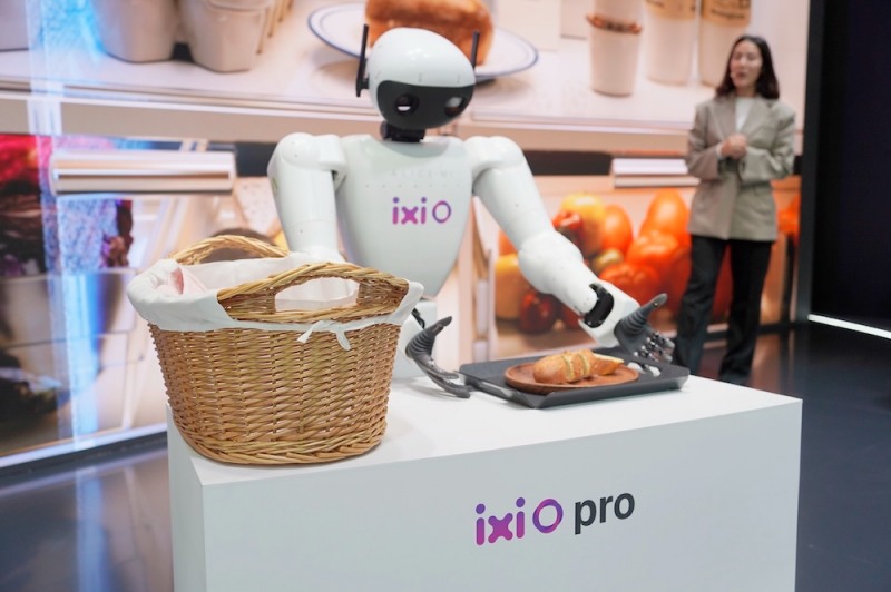 익시오와 결합한 휴머노이드로봇이 MWC26 현장에 전시된 모습. /사진=LG유플러스