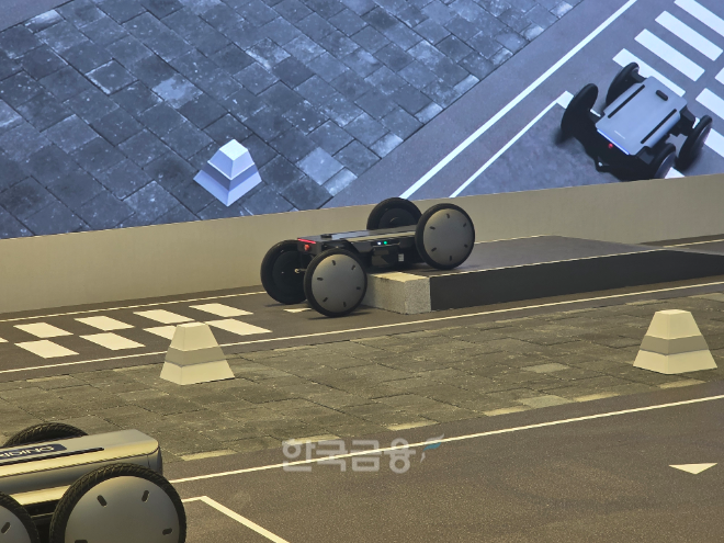 장애물을 지나고 있는 모베드. / 사진=김재훈 기자