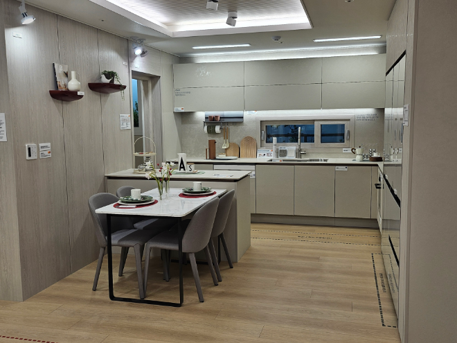 '두산위브 더센트럴 수원' 59A㎡타입 거실에서 바라본 주방 전경./한국금융신문 조범형 기자