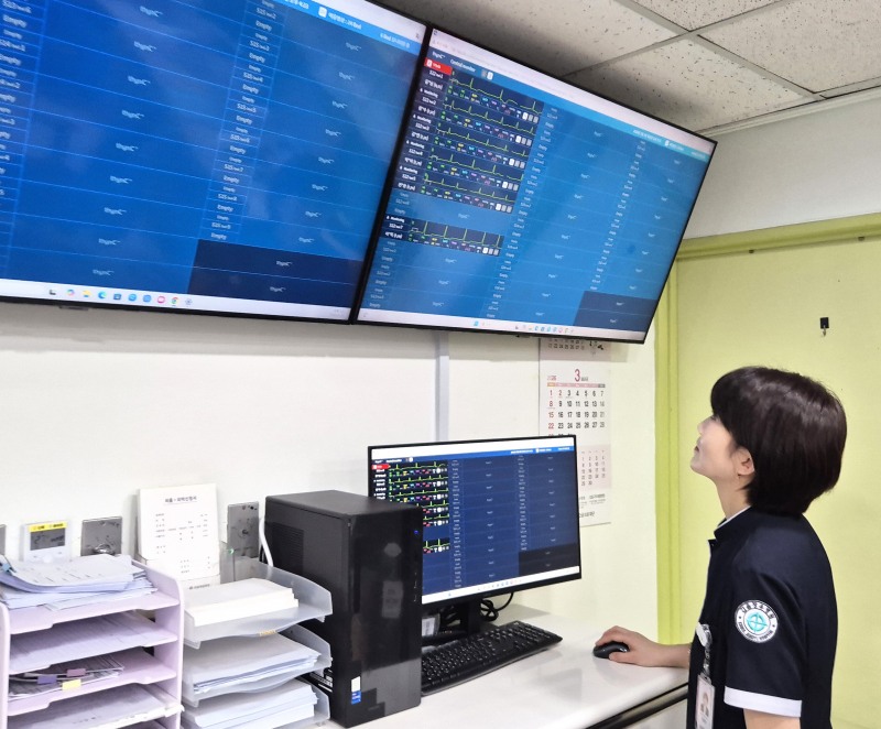 AI 기반 병동 모니터링 시스템을 구축한 갑을장유병원에서 간호사가 스테이션 중앙 모니터를 통해 병동 환자 상태를 한눈에 파악하는 모습./사진제공=KBI그룹