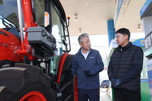 ▲ 강호동 농협중앙회장이 지난 7일 동춘천농협에서 운영하는 농협주유소를 방문하여 트랙터에 농기계용 면세유를 직접 주유하고 있다.