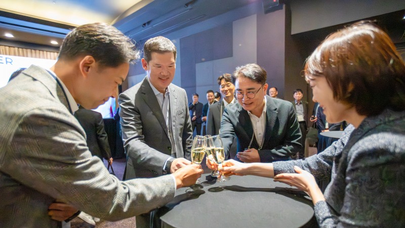 허윤홍 GS건설 대표(왼쪽 두번째)가 협력사 대표들과 소통을 나누는 모습./사진제공=GS건설