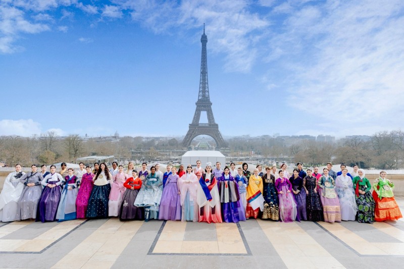 파리 패션위크에 맞춰 상젤리제 인근에서 열린 제6회 프랑스 한복모델 선발대회가 지난 7일 막을 내렸다.