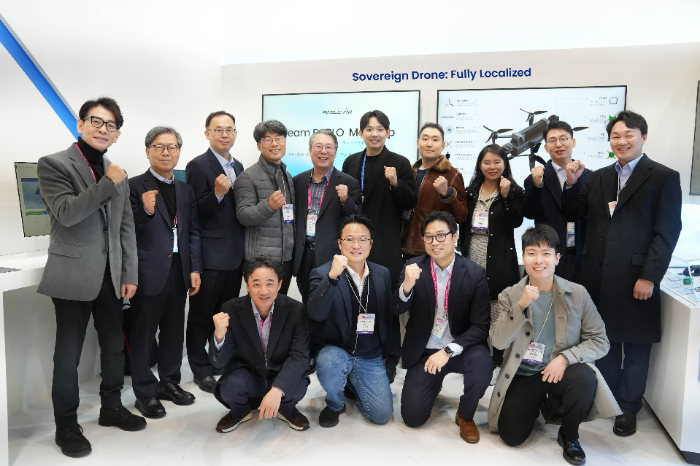 파블로항공이 지난달 26일 부산 벡스코에서 열린 'DSK 2026'에 마련한 전시 부스에서 '소버린 드론' 개발을 위한 '팀 파블로' 프로젝트를 론칭하고 11개 주요 부품 기업들과 첫 밋업 행사를 진행했다. /사진제공=파블로항공