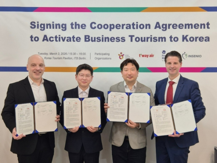 지난 3일 독일 베를린 국제관광 박람회(ITB) 한국관광홍보관 VIP실에서 외른 지글러(jorn Siegle) 프랑크푸르트 라인마인유한회사 부사장(왼쪽에서 첫 번째), 요나스 슈미더(Jonas Schmieder) 인세니오 유한회사(오른쪽에서 첫 번째), 김중택 한국관광공사 프랑크푸르트지사장(왼쪽에서 두 번째), 서혁진 티웨이항공 프랑크푸르트 지점장(오른쪽에서 두 번째)이 함께 독일 상용고객 유치 촉진을 위한 MOU를 체결하고 기념사진을 촬영하고 있다. /사진제공=티웨이항공