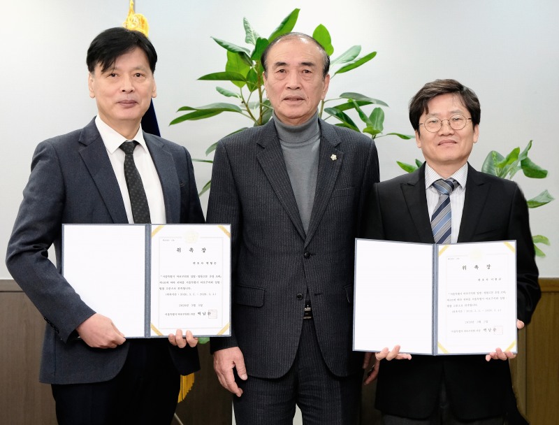 백남환 마포구의회 의장(가운데)이 의회 법률고문을 위촉하고 기념촬영을 하는 모습./사진제공=마포구의회