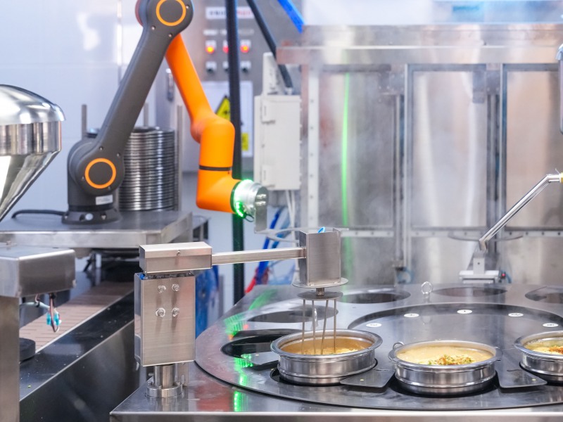 라면을 조리하고 있는 한화로보틱스 협동로봇./사진제공=한화