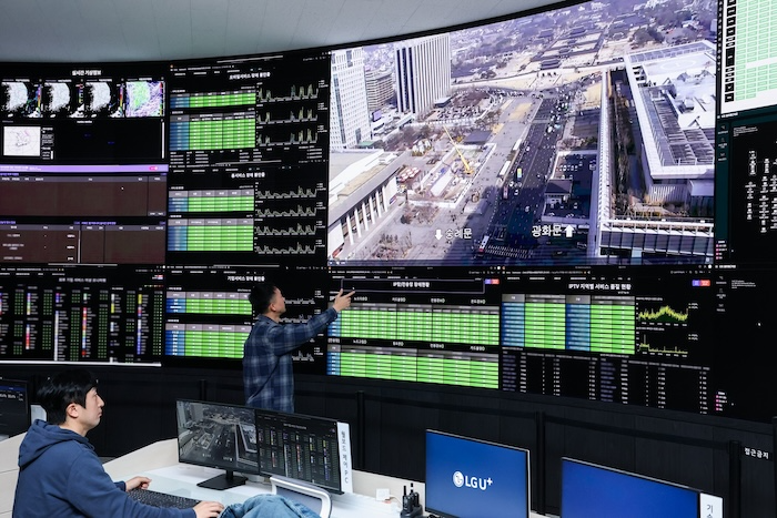 LG유플러스 직원들이 마곡사옥 내 통합관제센터에서 광화문광장 인근 지역의 교통상황과 네트워크 품질을 점검하고 있다. /사진=LG유플러스