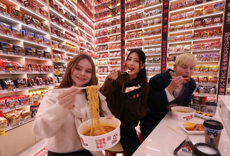 이마트24 'K-푸드랩 명동점' 에서 라면을 먹는 모습. /사진제공=이마트24
