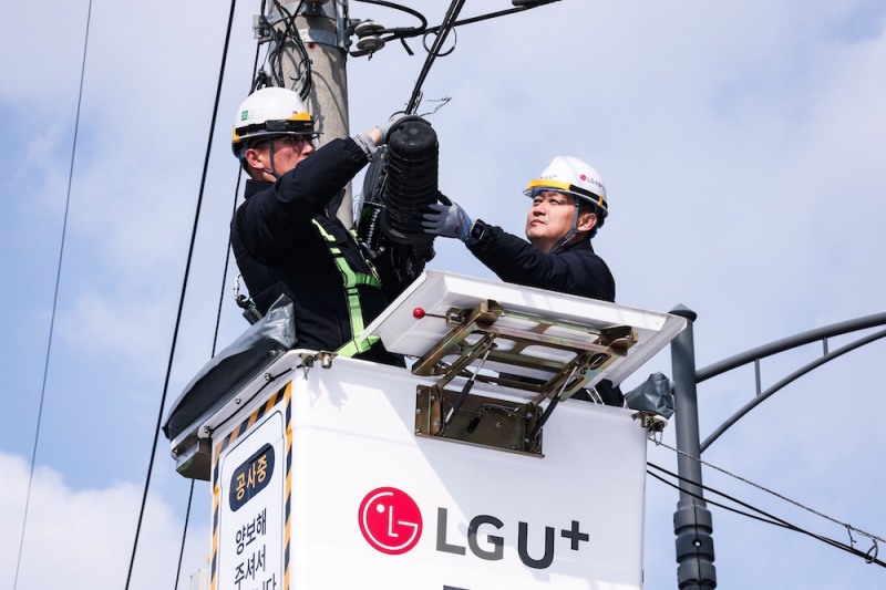 홍범식 LG유플러스 대표가 서울 마포구 네트워크 점검 현장을 방문해 작업자들의 안전을 강조했다. 홍범식 대표가 서울 마포구에 위치한 통신 설비 점검 현장에서 버킷 차량에 탑승, 5m 높이의 광접속함체를 점검하는 모습. /사진=LG유플러스