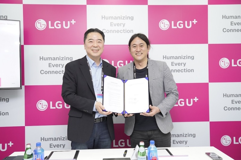 (왼쪽부터) 이상엽 LG유플러스 CTO와 백준호 퓨리오사AI 대표가 MWC26 현장에서 기념촬영을 하는 모습. /사진=LG유플러스