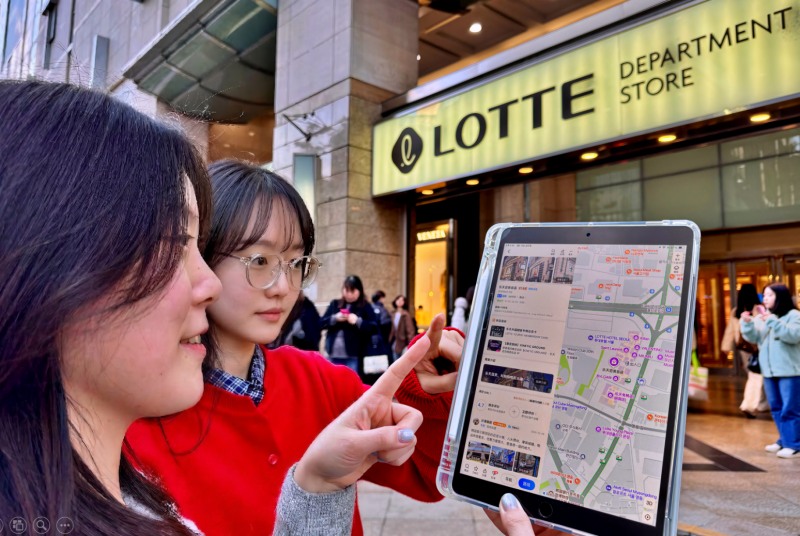 서울시 중구 소공동에 위치한 롯데백화점 본점 앞에서 두 모델이 고덕지도 앱을 사용하고 있다. /사진제공=롯데백화점