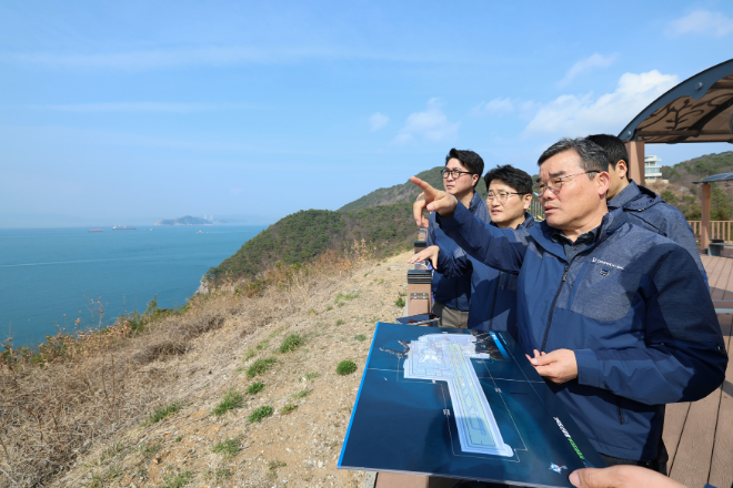 김보현 대우건설 대표이사(오른쪽 첫번째)가 17일 가덕도신공항 건설 예정지를 살펴보고 있다./사진제공=대우건설