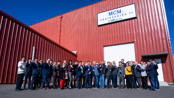 구자균 LS일렉트릭 회장(첫 째줄 오른쪽에서 열 번째)과 MCM엔지니어링II 임직원들이 MCM엔지니어링II 공장 앞에서 기념촬영을 하는 모습. /사진제공=LS일렉트릭