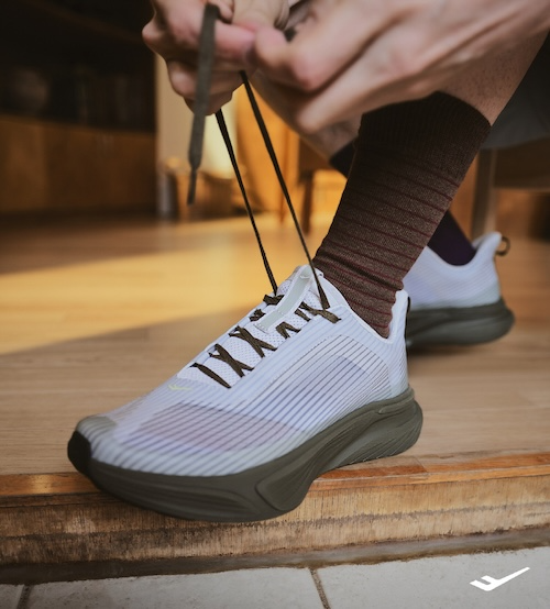 프로-스펙스가 산업디자인 스튜디오 SWNA와 협업한 첫 번째 러닝화 ‘SWNA SEAM 26’을 19일 공개했다. /사진=프로-스펙스