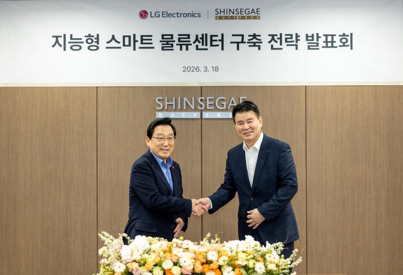 이석구 신세계디에프 대표이사(왼쪽), 정대화 LG전자 생산기술원장(사장)이 기념촬영을 하고 있다./사진제공=신세계면세점