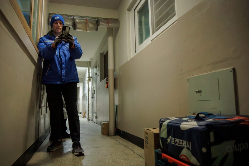 로저스 대표가 배송업무를 하고 있는 모습./사진제공=쿠팡