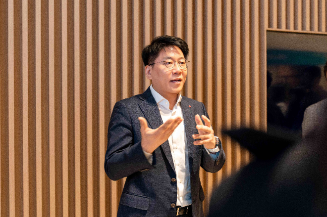 김동명 LG엔솔 사장이 20일 정기 주주총회에서 사업 비전을 발표하고 있다. / 사진=LG엔솔