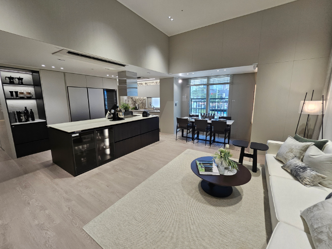 119A㎡타입 유니트 거실·주방 전경 일부 타입은 거실과 주방이 넓게 연결됐고 거실은 층고가 높게 설계됐다./한국금융신문 조범형 기자