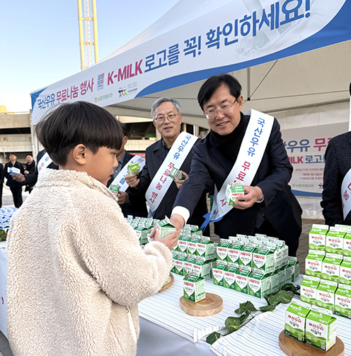 ▲ 농협경제지주 안병우 축산경제대표이사(오른쪽)가 ‘국산우유 우수성 알리기 캠페인’에서 배구 경기장을 찾은 어린이 팬에게 우유를 나눠주고 있다.