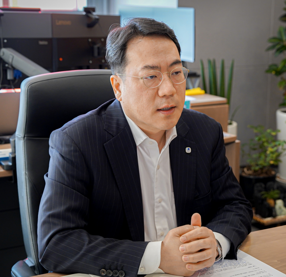 최승재 우리자산운용 대표이사= 1976년생/ 美 웨스트타운고/ 美 조지워싱턴대 국제경영학/ 美 조지워싱턴대 금융공학 석사/ 미래에셋증권(옛 대우증권) PI부-AI부/ 공무원연금공단 대체투자팀/ 미래에셋증권 AI부/ 멀티에셋자산운용 글로벌대체투자본부 상무/ 멀티에셋자산운용 대표이사/ 2024년 3월~현재, 우리자산운용 대표이사 // 사진제공= 우리자산운용