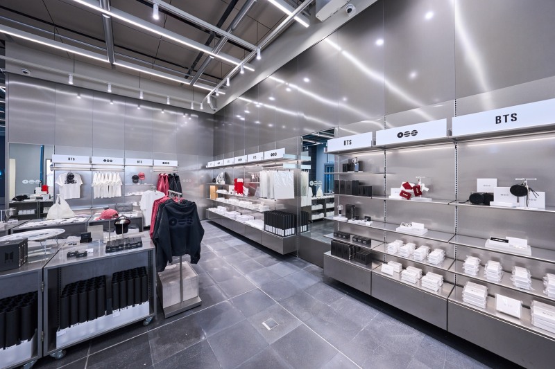 하이브 용산 사옥 1층 팝업스토어 공간에 진열된 방탄소년단 'ARIRANG' 머치. /사진제공=하이브