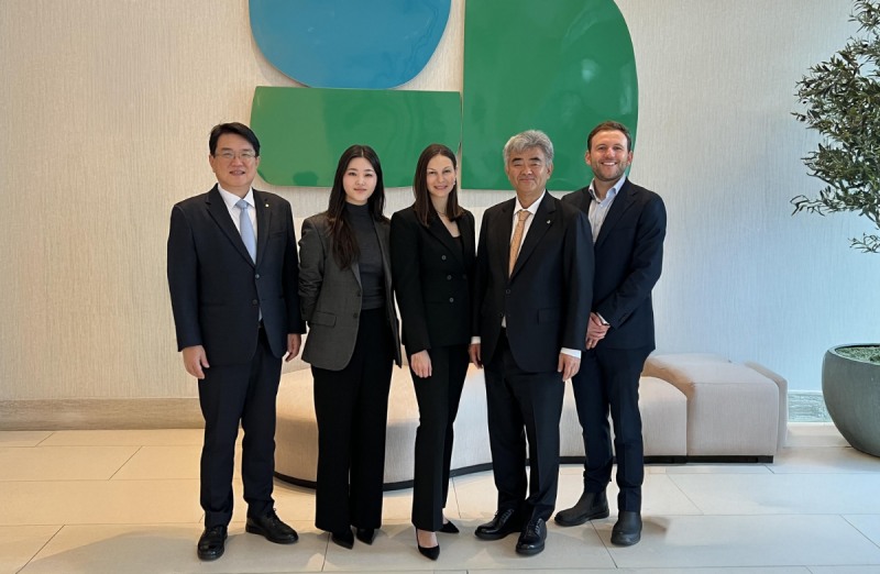 지난 16일 정원주 대우건설 회장은 쿠슈너 컴퍼니 대표를 만나 공동 투자 및 주거개발사업 협력 가능성을 논의했다. 사진 왼쪽부터 한승 대우건설 해외사업단장, 정서윤 양. 니콜 쿠슈너 마이어(Nicole Kushner Meyer) 쿠슈너 컴퍼니 대표, 정원주 대우건설 회장, 닉 마키(Nick Maki) 쿠슈너 컴퍼니 최고투자책임자(CIO)./사진제공=대우건설