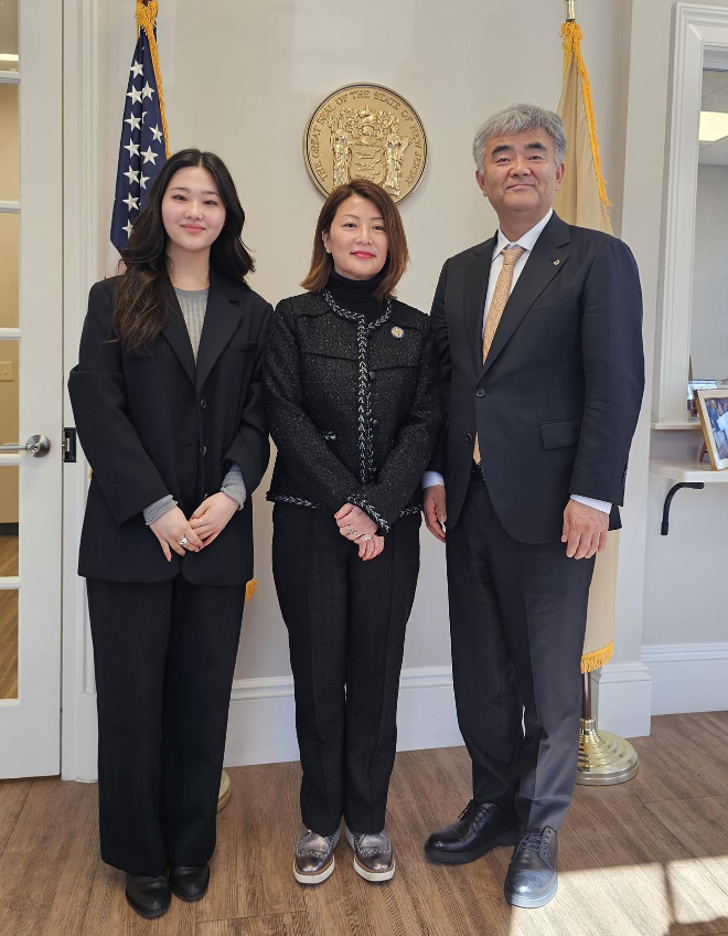 지난 18일 정원주 대우건설 회장이 엘렌 박 뉴저지주 하원 부의장과 만나 팰리세이즈파크 개발사업 관련 협력 방안을 논의했다. 사진 왼쪽부터 정서윤 양, 엘렌 박 뉴저지주 하원 부의장, 정원주 대우건설 회장./사진제공=대우건설