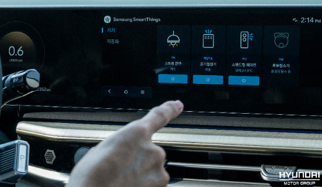 현대차 차량에서 삼성전자 '스마트싱스'로 카투홈 서비스를 사용하는 모습. / 사진=현대차그룹