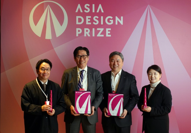 HDC현대산업개발은 아시아디자인프라이즈 2026(Asia Design Prize 2026)에서 잠실 래미안 아이파크 단지 내 파크오아시스가 최고상인 디자인 오브 더 이어(Design of the Year)를, 광명 센트럴 아이파크에 적용된 아이파크 워터 오브제가 위너(Winner)를 각각 수상했다. (사진 왼쪽부터 박성민 건축설계팀장, 박희윤 HDC현대산업개발 개발본부장, 강민석 건축본부장, 박성아 조경팀장)./사진제공=HDC현대산업개발