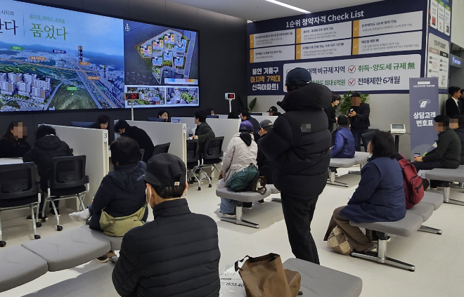 ‘용인 플랫폼시티 라온프라이빗 아르디에’ 견본주택 인파 사진./사진제공=라온건설