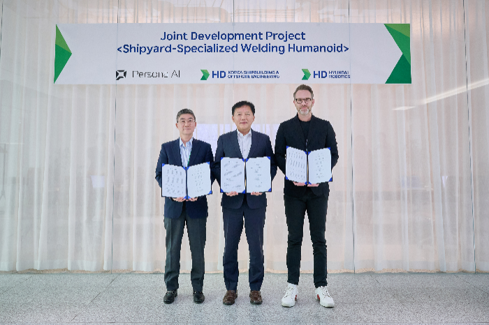 HD현대는 최근 '조선소 특화 용접용 휴머노이드 실증 및 상용화를 위한 공동개발 협약'을 체결했다. (사진 왼쪽부터) HD현대로보틱스 송영훈 솔루션개발부문장, HD한국조선해양 이동주 제조혁신연구소 부문장, 페르소나 AI 닉 래드포드(Nicolaus Radford) CEO). /사진제공=HD현대