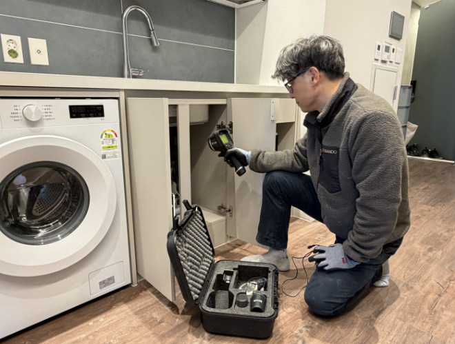 반도 유보라 입주세대를 방문해 열화상카메라를 이용한 단열상태 점검 모습./사진제공=반도건설