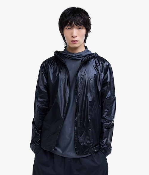 LS네트웍스의 스포츠 브랜드 프로-스펙스는 야외활동이 증가하는 시즌을 맞아 가벼운 착용감과 뛰어난 휴대성을 갖춘 초경량 윈드브레이커 2종을 출시했다고 25일 밝혔다. /사진=프로-스펙스