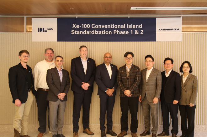 딩카 바티아(Dinkar S. Bhatia) 엑스에너지 CCO(최고영업책임자, 왼쪽 다섯째)와 배종식 DL이앤씨 플랜트사업본부 부본부장(왼쪽 여섯째)이 서울 마곡동 본사에서 열린 SMR 표준화 설계 계약 체결을 기념해 사진촬영을 하고 있다./사진제공=DL이앤씨