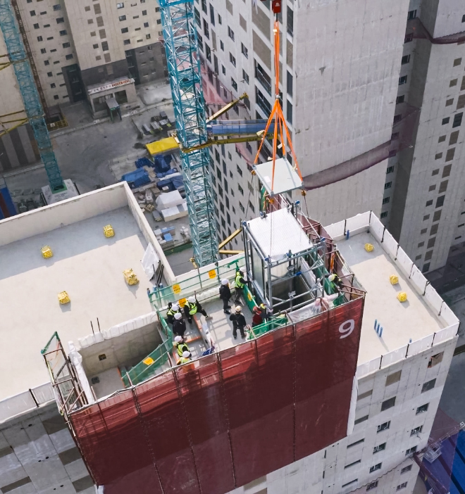 인천시 연수구 동춘동에 위치한 힐스테이트 송도 센터파크 현장에 모듈러 엘리베이터가 설치되고 있다./사진제공=현대건설