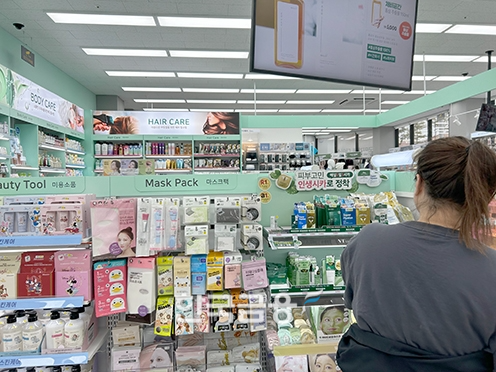 Consumers browsing the beauty section at a Daiso store. / Photo by Park Seulgi