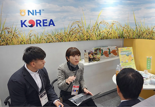 ▲ Foodex Japan 2026에 참가한 농협 관계자가 현지 바이어 대상으로 수출 상담을 진행하고 있다.