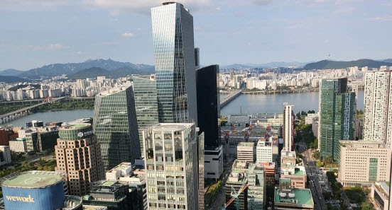 지난해 국내 증권사들이 10조원에 육박하는 사상 최대 순이익을 거뒀지만, 업계 내부에선 ‘이미 정점을 찍었다’는 위기감이 퍼지고 있다. 여의도 증권가 정경. 사진=한국금융신문DB