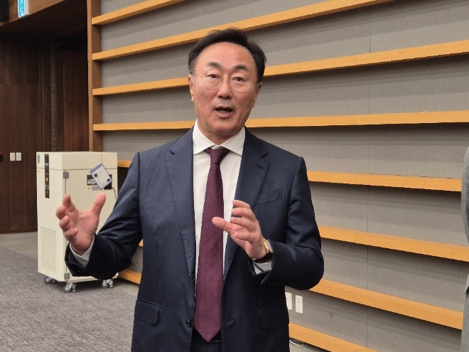 26일 정기 주주총회 마감 이후 기자들과 만나 질의 응담을 진행한 박병무 엔씨 공동대표 . / 사진=게임 기자단