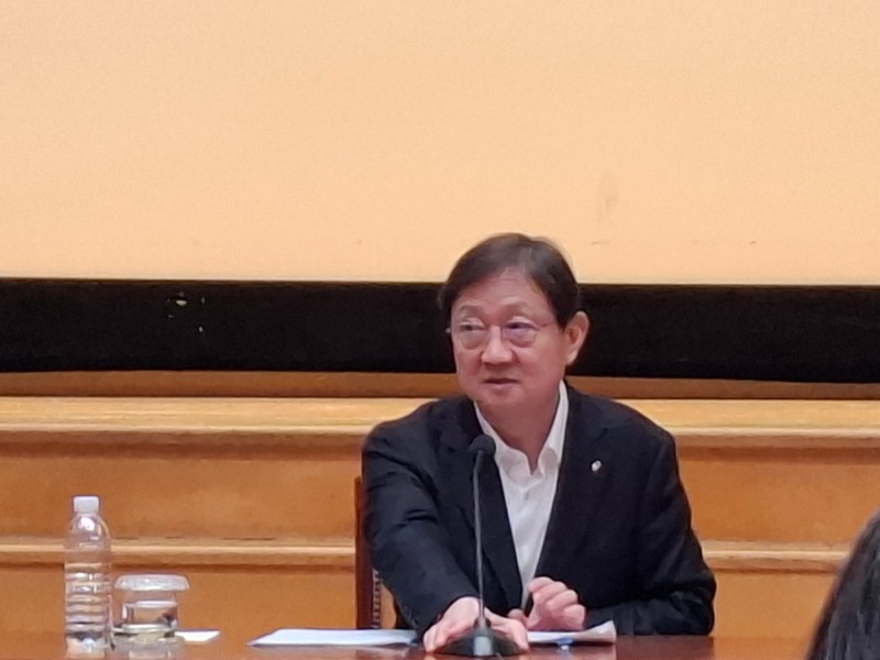 이찬진 금융감독원장이 26일 오전 월례 기자간담회 질의응답을 준비하고 있다. / 사진=장호성 기자