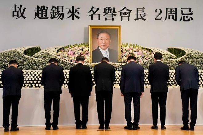 29일 서울 마포구 효성 마포본사에서 열린 고 조석래 효성 명예회장 2주기 추모식에서 효성 임직원들이 헌화 후 묵념을 하고 있다. 사진=효성