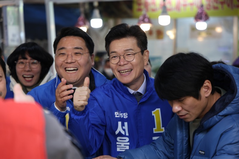 이동현 서울 중구청장 예비후보와 정원오 서울시장 예비후보가 중앙시장에서 상인들과 소통하는 모습./사진=이동현 예비후보 캠프