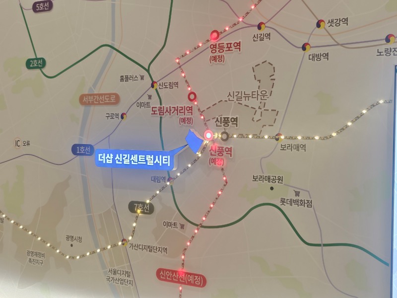 27일 포스코이앤씨는 2000여 가구 대단지 '더샵 신길센트럴시티' 견본주택을 열고 청약에 돌입했다. 사진은 견본주택 안 위치도./한국금융신문 조범형 기자