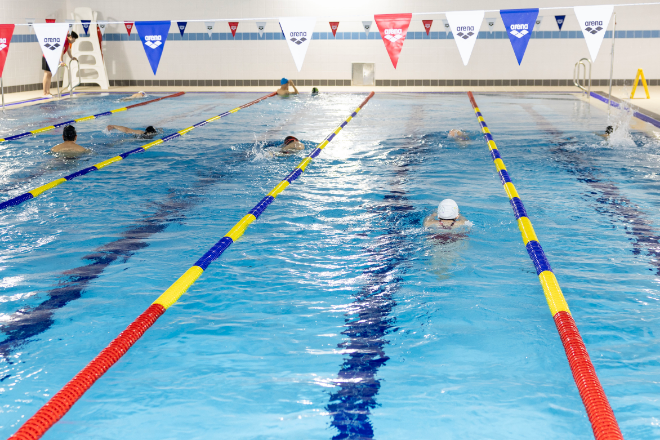 영등포구 신길 책마루 문화센터 수영장을 이용 중인 모습./사진제공=영등포구청